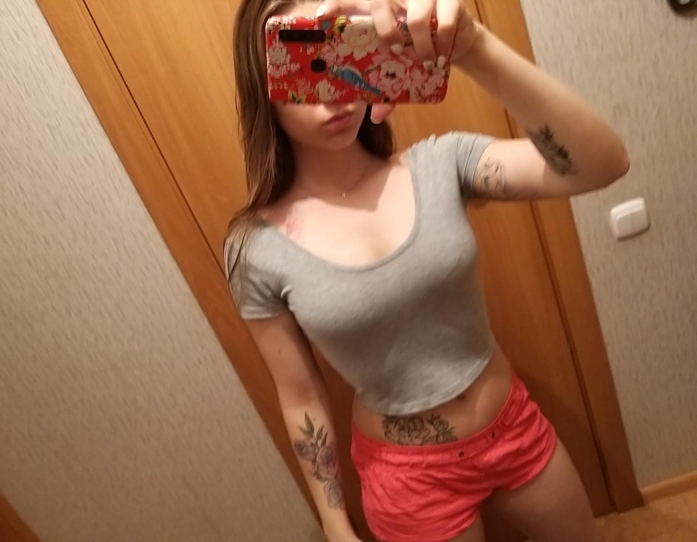 Отличный топик , идет в размер,  очень понравился, ткань и не плотная и не тонкая , не просвечивает, можно носить как с ливчиком так и без него, очень комфортно сидит, для спорта самое то.  Покупкой довольна !