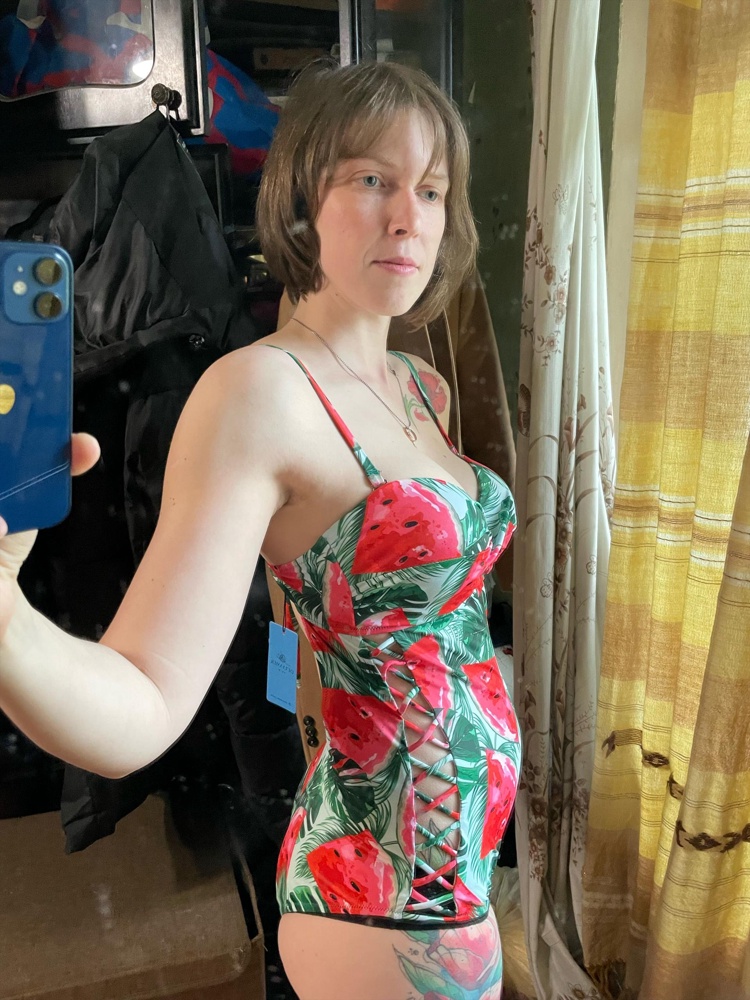 Размер 46. Для слитного купальника - приятная модель, не унылая. Если у вас хорошая фигару и цель - такой купальник, подойдет! Я для моря и аквапарка взяла.На попе сидит неввсоко, облегает. В груди хорошие чашечки, не кругляш паралоновый, лямки мягкие. Завязки сзади позволяют под грудью линию поддержки зафиксировать. У меня в груди 90, в бедрах 96, талия 76. Сначала думала, цвет и принт очень яркий, но на отзывах фото приятные были. И я решилась)