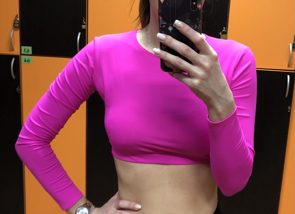 Очень хороший-плотный, ткань качественная,все швы ровные, сел идеально по фигуре, цвет 100% как у продавца, заниматься в зале удобно-не жарко, но носить его только с бельём+стираю только в холодной воде и сушу на полотенце/развешиваю широко, тк оставались тёмные полоски после отжатия