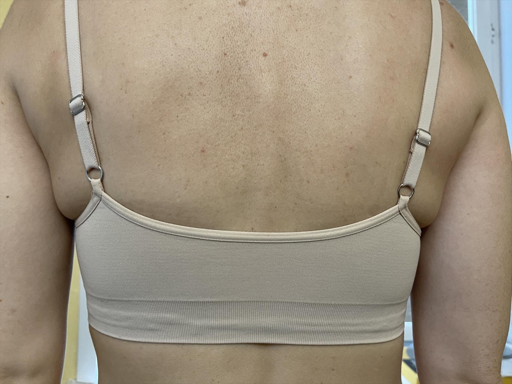 На ОГ 81 р 44-46/S-M чуть маловат именно в подмышках, но резинка под грудью не давит. Не понравились разрезы сбоку, их очень видно в бежевом цвете, а также незафиксированные чашечки, так как, пока надеваешь топ, они смещаются и сложно их поправить на себе (искала именно с чашечками). Также сзади проступает надпись. Сам материал очень приятный к телу, цвет красивый. Удобно регулировать длину лямок.