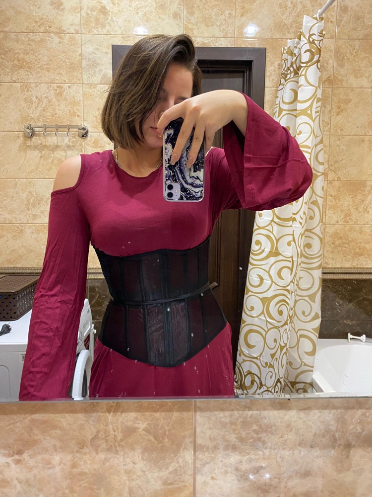 Шикарный корсет. Удобный, хорошо утягивает, красиво смотрится. Можно носить как под, так и поверх одежды. Я заказала М, мне немного маловат. У кого размер 44-46, заказывайте L, будет лучше смотреться 