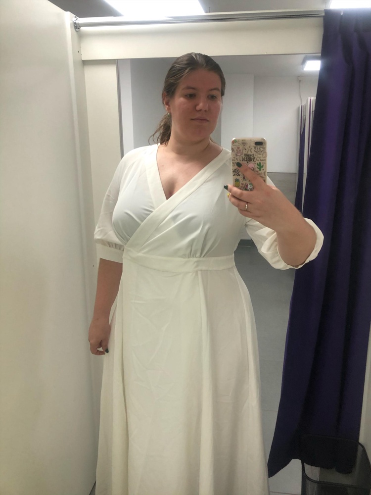 Отличное платье! Взяла на свадьбу вторым, переодеться из тяжёлого кружевного. Ткань немного просвечивает, но это легко решается бежевым бельём. Супер-длина на высокий рост - 187 и село прям как на меня шили...  Идёт в размер, на фигуре «песочные часы» отлично сидит. Ранее в отзывах читала, что на узкую грузную клетку... Не согласна. На фото размер 7XL, мои параметры 125-110-130