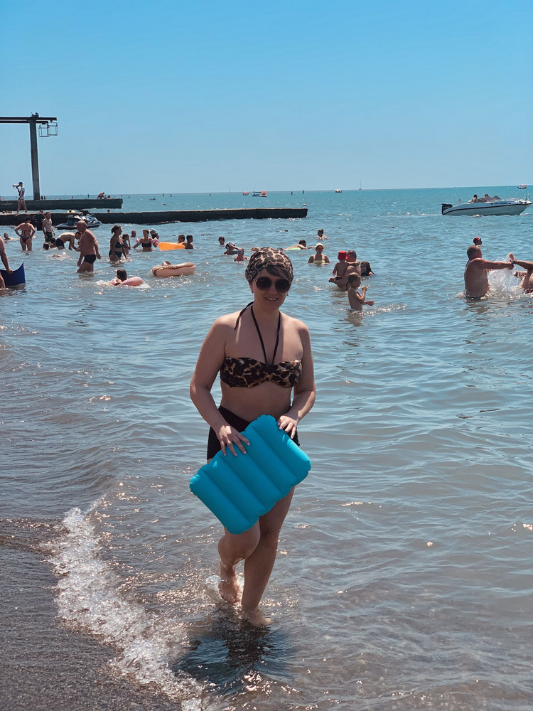 Лиф хороший, немного большемер, чашки не совсем плотные, в целом не плохо, было бы на застёжке вообще супер было бы.