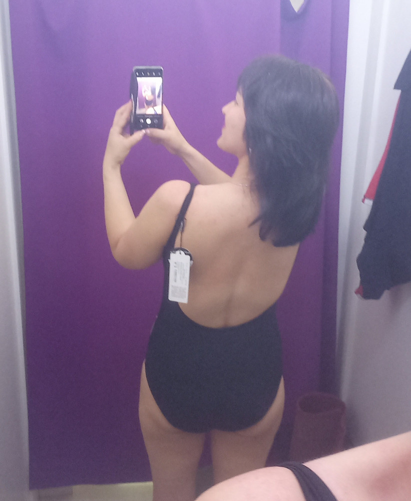 Шикарный  купальник я довольнв скрыл все что надо .пошив шикарный на свой 46 взяла 46


