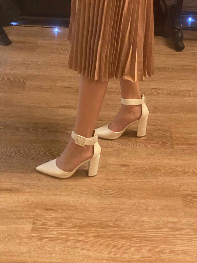 Туфли прекрасны. Удобные , аккуратные. Брала на свадьбу. Размер соответствует.