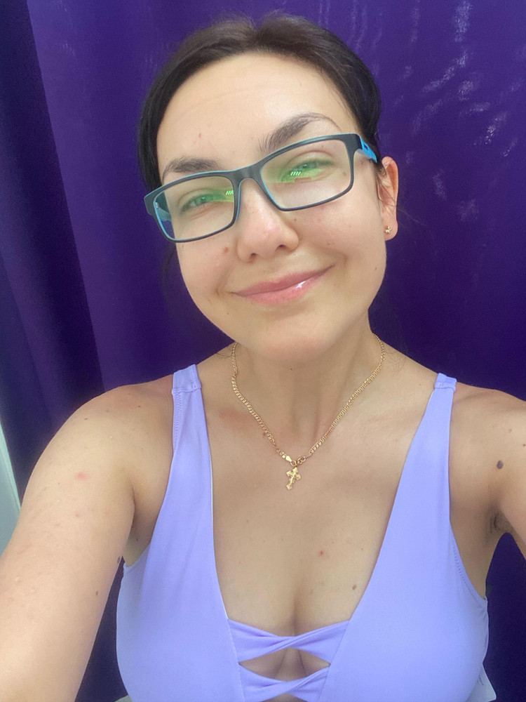 Качественный, красивый цвет, хорошо сидит на не очень худой фигуре)))