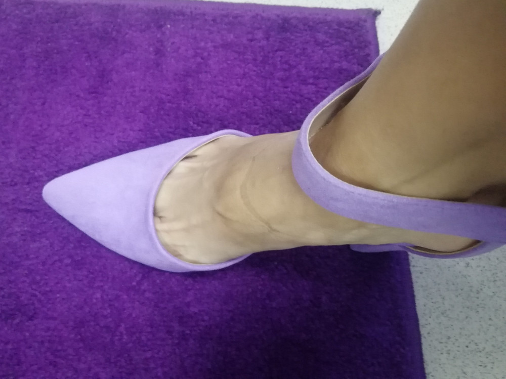 Туфли хорошенькие. Но цена конечно завышена. Брать не стала не красиво смотрелись на моей ноге.