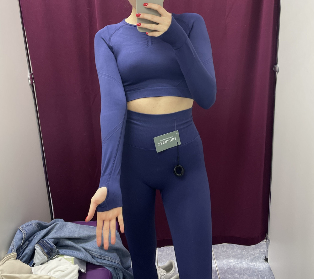 4 звёзды за непонятную ростовку. У модели на фото рост 174, у меня рост 170. Почему рукава короткие и трёт ткань в области подмышек неясно, так же как и неясна длина тайтсов (было бы славно, если бы они были длиннее). Размер М висит, размер S утягивает 🤷🏼‍♀️. В остальном костюм хороший, ткань плотная, жарко в нем не становится, цвет приятный.