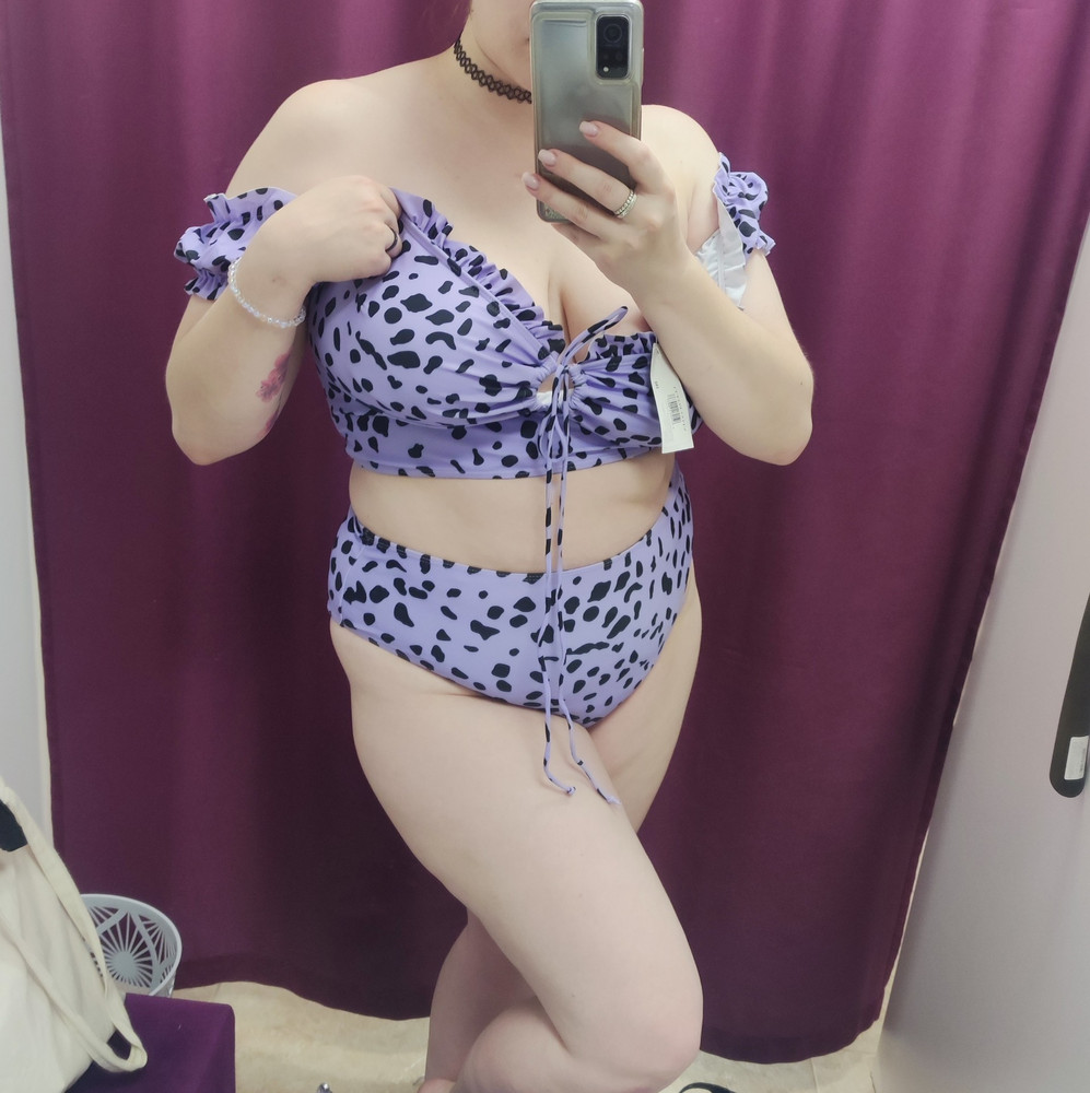 Очень понравился) очень хотелось современный купальник, а то если ты с пышными формами, так то размера нет, то старческий вариант, а в этом купальнике прям чувствуешь себя богиней)