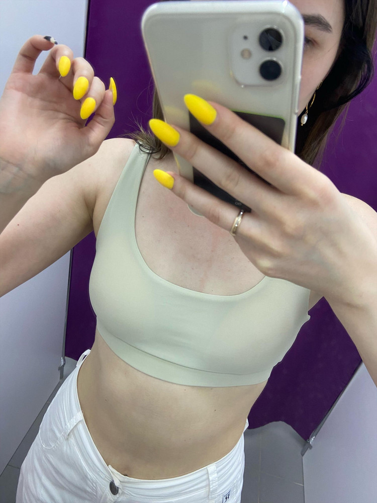 Приятный к телу, но на этом все. Подкладки поролона просвечиваются сквозь ткань, что я считаю немыслимо для купальника и выглядит несуразно и дёшево за цену в 1600 руб. Цвет грязно серо заленый и совершенно не такой как на модели. + затяжки, хотя упаковка была запаяна. Возврат 