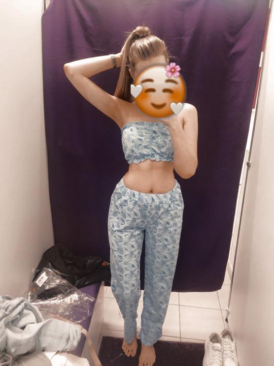 Охх девчули🌺 Пижамка оказалась супер! Брала 42 размер, что касается топа он отлично тянется, я незнаю что тут пишут, что он маломерит. Хотя я ношу обычно 44 размер, штаны тоже отлично, свободно сели. Рост у меня 172 см. И ещё девоньки, обязательно постирайте перед ноской, я стираю вещи руками и обалдела, что вода стала темной. Вроде бы простые вещи говорю, но многие этим пренебрегают. Кстате брала по цене в 609 руб. 🤪 Спасибо большое фирме, что шьёте для нас такие классные пижамки. Вы теперь моя 💞