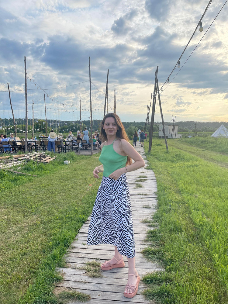 Юбка не очень хорошего качества , торчат нитки , ну и сама по себе имеет странный крой в районе пояса , сзади -резинка , из-за чего она там топорщится, ну в целом , все не супер плохо , носить можно, она лёгкая и достаточно неплохо смотрится с любым верхом и любой обувью