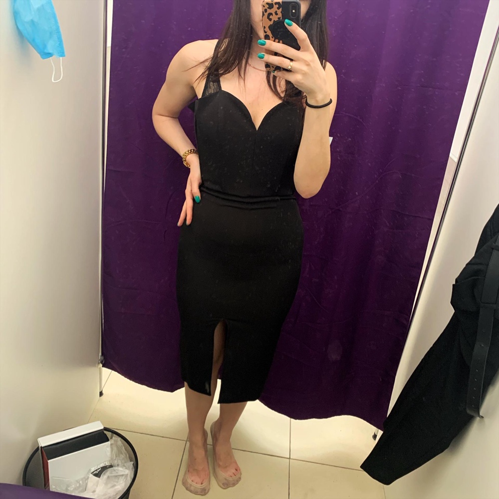 Платье по качеству понравилось. Но есть ощущение, что мне попалась маломерка. Заказывала опираясь на отзывы и размерную сетку. Ношу в жизни 42. Заказала тоже 42. Мои параметры ОГ 88, ОТ 66, ОБ 93. В платье еле влезла, даже побоялась застёгивать, могло треснуть мне кажется. Перезаказала на размер больше, надеюсь все будет ок))