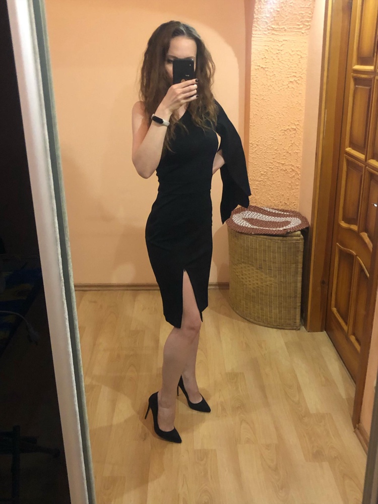 Просто прекрасное платье! Учитывая, что удалось его взять с хорошей скидкой) ткань очень приятная, плотная, взяла размер М, на свой С, не ошиблась 👌 