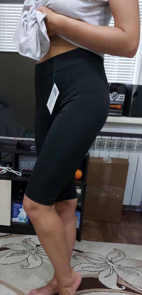 Купила за 290 рублей. Велосипедки хорошие, эластичные, с легким блеском, сшиты аккуратно. Взяла в 2х размерах: М и L. На мои параметры: ОТ- 80, ОБ- 102 сели свободно, в талии великовата даже М-ка, можно было брать S. Без эффекта утяжки. В целом покупкой довольна, именно такие и хотела. Спасибо. При покупке лучше заказать в нескольких размерах, "+", "-".