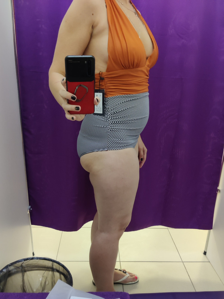 Ну как видно, фигура у меня не предел мечтаний )) Купальник нужен был слитный, но не скучный. Не могла выбрать между оранжевым и розовым. При примерке поняла что розовый выглядит для меня слишком легкомысленно. Хочется уже чего-то более солидного и элегантного. Купила оранжевый. Качество хорошее. Сидит прекрасно. Крылья ангела прячет на ура))))) Из всех купальников, которые у меня есть на сегодняшний день, в этом чувствую себя наиболее комфортно, прям ни добавить ни убавить. На ощупь очень приятный. Как в носке, пока не знаю. 