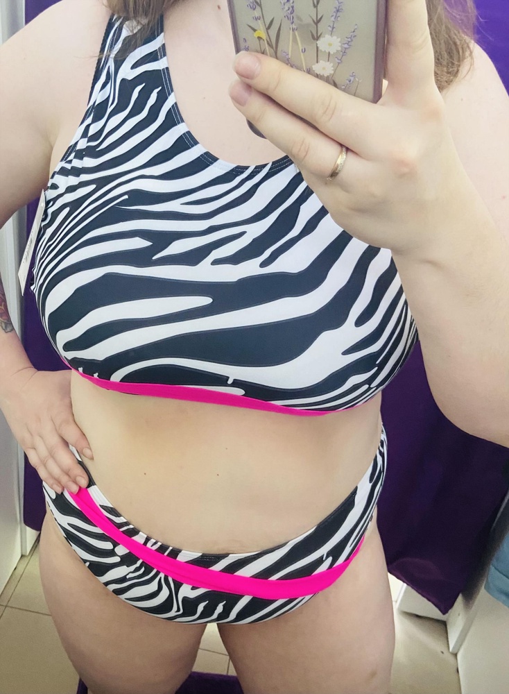 Я не знаю , что мне стукнуло в голову , но я его купила ) пошив нормальный, грудь большую держит нормально , ОГ 113 см .  Плавки закрывают пупок , с высокой посадкой . Буду на даче в нем загорать и представлять , что я грациозная лань 😂