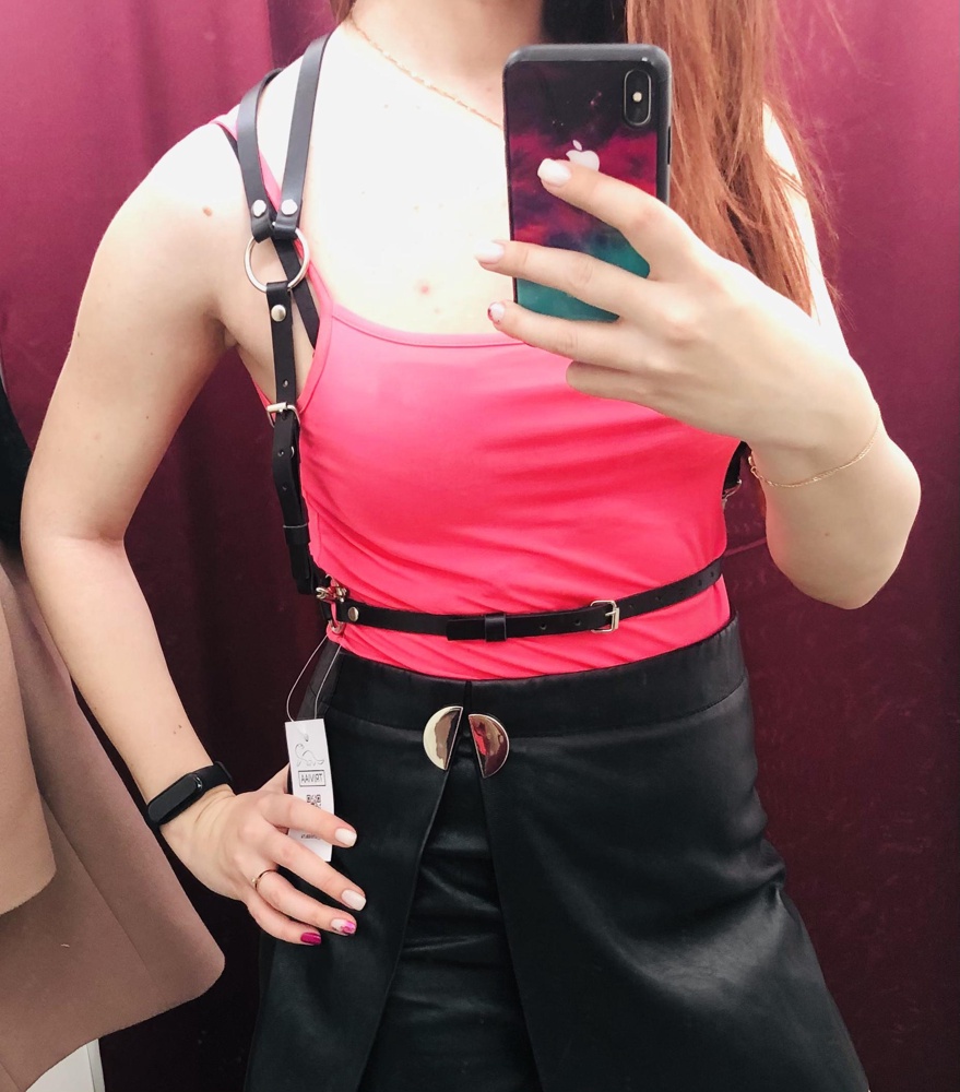 Это просто бомба !!!!! Мне кажется я уже влюбилась )))) спасибо огромное производителю ! Очень качественная, красивая и необычная. С размером переживала и поэтому заказала и 40-42 и 44-46. (Чаще мне подходит одежда 44 размера. Но иногда 42) 40-42 - подошло идеально. Второй вариант даже не стала открывать, портить заводскую упаковку. Ни одно фото не передаёт весь кайф портупеи (( но поверьте , она шикарная.  Кому важно - приходит в чёрном пакете. 