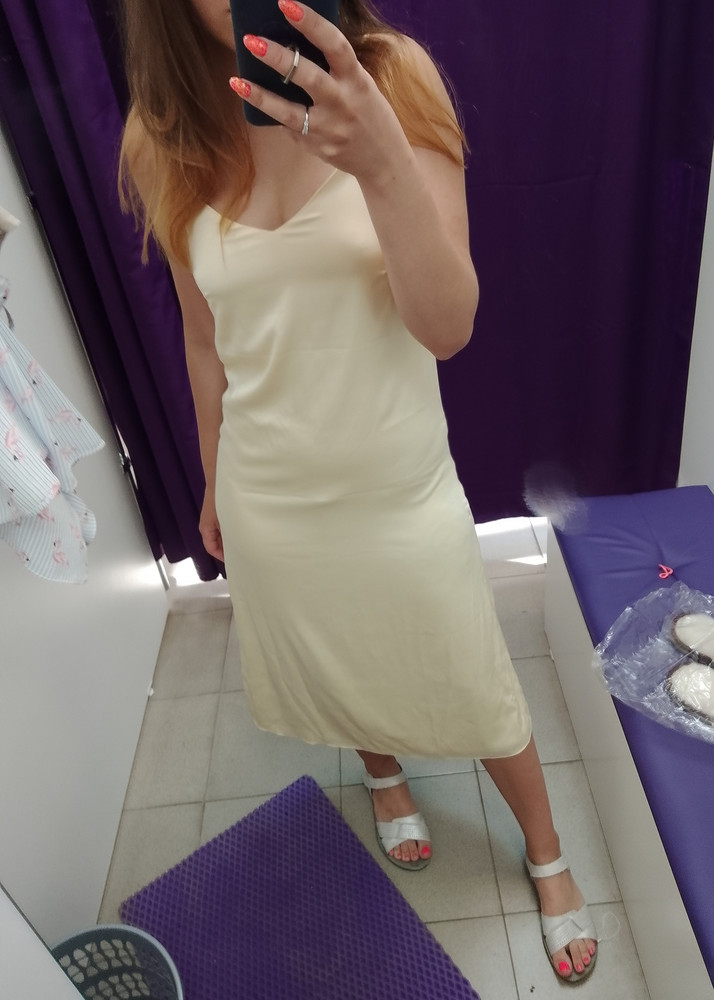 Мечтала о таком платье, но к сожалению разочаровалась(
В груди маловато, хотя у меня небольшая грудь, а дальше платье идет вширь и выглядит будто ночнушка с рынка. Подчеркивает все недостатки.
Само качество и идея хорошие, но фасон в жизни выглядит по-другому, возможно не угадала с размером, но меньший бы на грудь не налез, а в большем бы вообще утонула.
