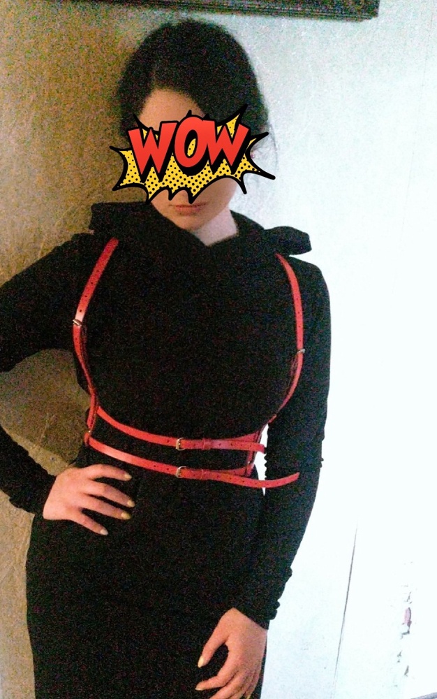 Очень качественная портупея. Размер то что надо, регулируется хорошо, без лишних болтающихся ремней. Комфортно на одежде, очень довольны. Покупали к черному платью  , смотрится огонь.