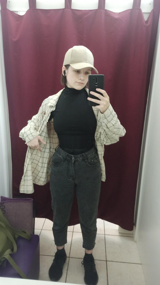 Корсет хороший, но точно под одежду не подойдёт — сильно виден. Низ живота всё-таки действительно не утягивает, хотя стянула нижние петельки до предела, как рекомендовали в ответах на отзывы. 
Сидеть в нём нужно только с прямой спиной, иначе врезается косточками в ноги — наконец-то начну держать осанку 😂 но минус, что нагинаясь корсет гнется — нужно аккуратно всё делать 

В целом мне понравился корсет. Талию утягивает красиво