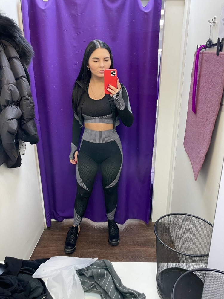 Нитки торчат. 