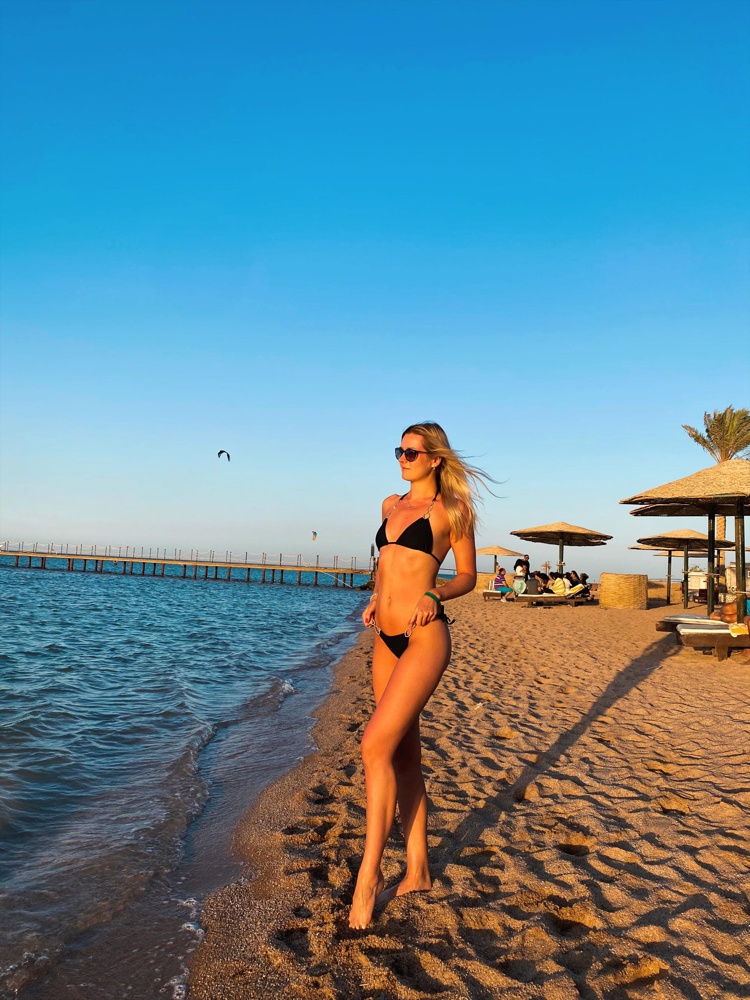 Отличный купальник!  Нитки не торчат, запаха нет. Вставки в чашечках есть, в купании повёл себя отлично, ничего не слетает при плавании, быстро сохнет. Не линяет! Фурнитура удобная, ничего не врезается и не давит. Завязки только коротковаты немного, но не критично. Трусики достаточны открытые, верх купальника на небольшую грудь. Мои параметры 88х69х96 рост 179