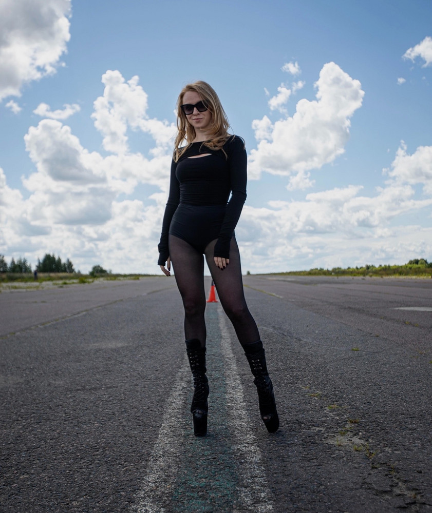 Очень классный кроп топ! Была в нем целый день на солнце +22-25, было не жарко 👌🏻оч приятный материал ! Сидит классно! Брала для перформанса)