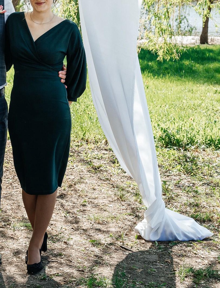 Платье женственное, красивое.  Материал тянется, но достаточно плотный. Мне понравилось.