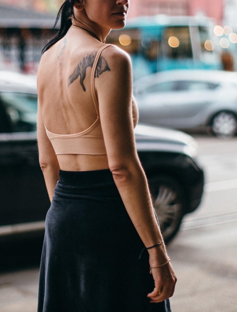 В кремовом цвете качество отличается от других цветов. Остаются зацепки, очень похоже на капрон, очень мягкий. Полной стоимости, конечно не стоит. Носила 2 раза без верхней одежды, топ стал весь затертый, особенно в районе шлеек от рюкзака. В серо-бежевом цвете (хаки) качество получше, не так цепляет, но размер немного отличается и лямки не такие длинные. Сам топ сидит более плотно. В целом, красиво и эффектно, но судя по всему, вещь на пару раз