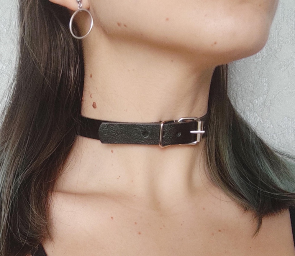 Классный, качественный. Плотный, но мягкий ремешок. Не тяжелый. Удобно регулируется. Можно носить задом на перед) 
+ фурнитура приятная. 
Нигде ничего не колит и не натирает.