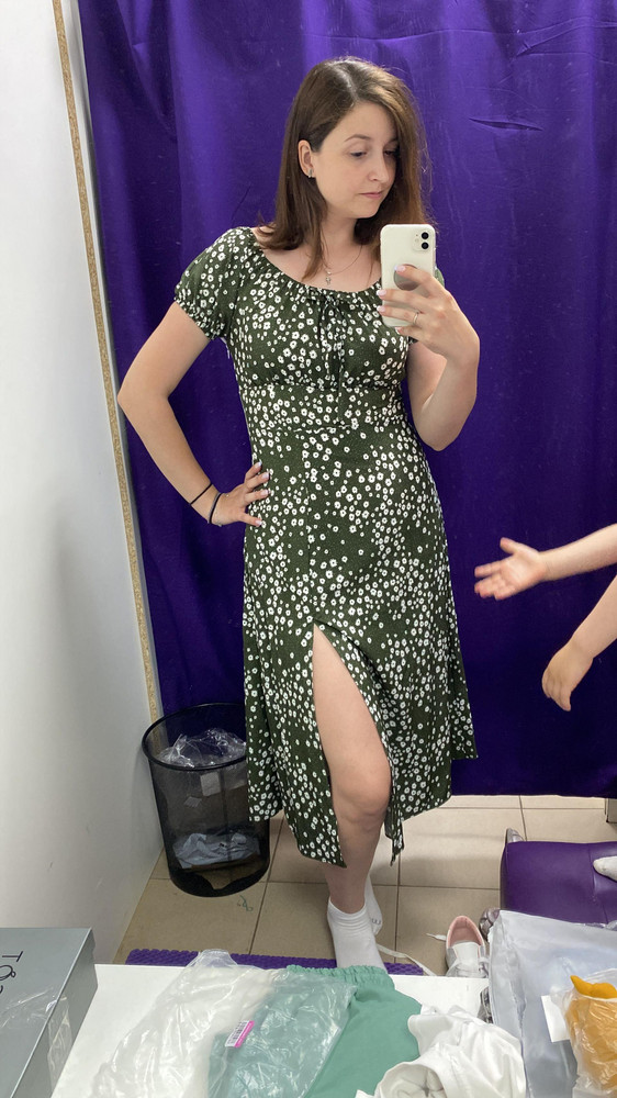 На фото карточки платье очень эффектное. В жизни дело обстоит иначе. Как будто у бабушки в колхозе стрельнули его. И 44 скорее всё же 46