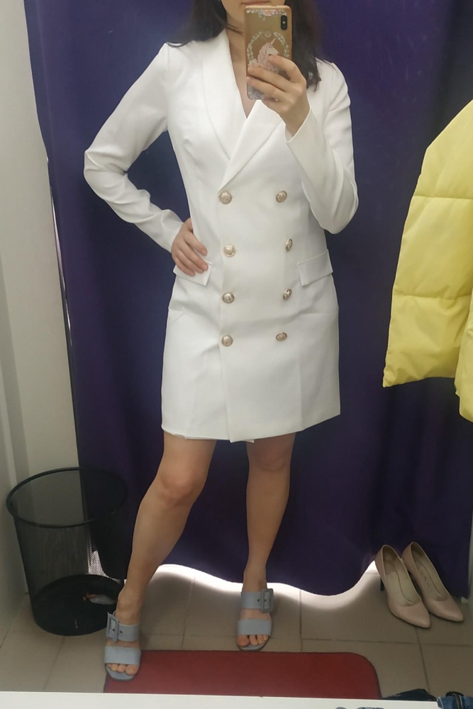 Ткань тонкая, просвечивает белье сзади, при этом очень жарко в нем , подкладка искусственная, как и сама ткань. Пуговица отвалилась при примерке. Сшито с браком, Снизу выглядывала подклада. Размер мне не подошёл, т.к. фигура не стандартная сверху 42, снизу 44. Взяла 44, но сверху оказалось велико, возврат.