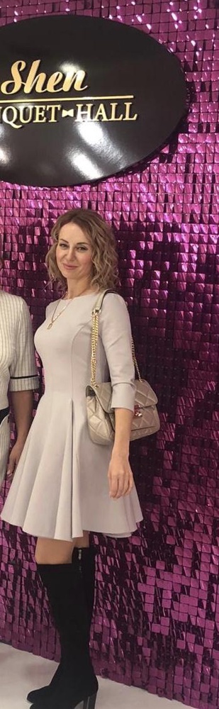 Платье🔥! Выглядит дороже своих денег. На 90-70-93 подошёл М. Цвет освежает. Мне очень понравилось!!! 