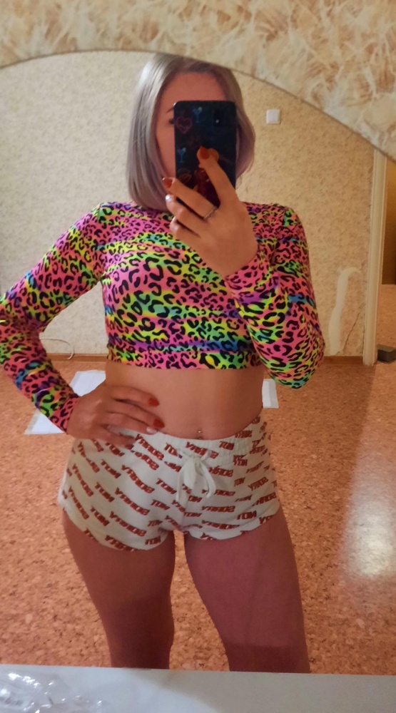 Девочки супер просто!тянется отлично, ткань хорошая!цветовая гамма превосходна!размер 46 у меня,заказала М ..Всё в точку!