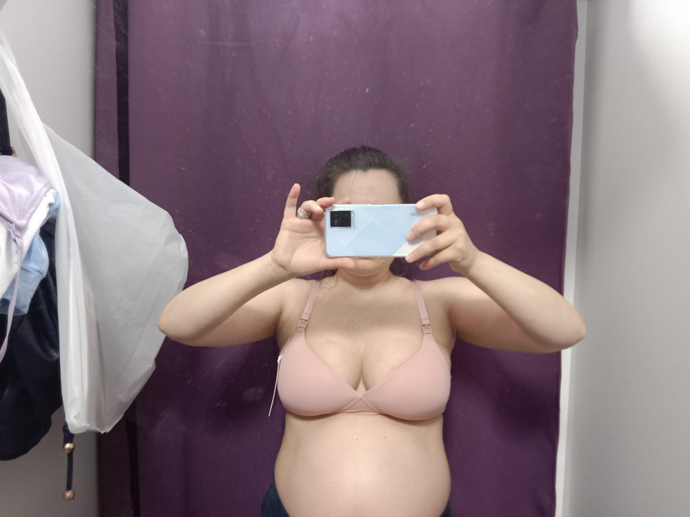 Супер бюстгальтер, у меня он все что нужно поддерживает, ничего нигде не торчит, качество пошива хорошее. Я на примерку, правда брала аж 3 размера и только третий подошёл, когда я уже совсем отчаялась и даже не очень хотела его мерить))) Цвет пудровый, (но в цветовой гамме отзыва был только бежевый при выборе).