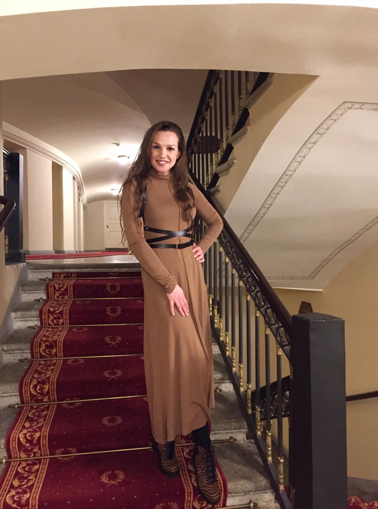 Долго выбирала среди множества вариантов, думала, какую же взять, и не прогадала. Очень интересная вещичка, стильная, обращает на себя внимание. Хорошее качество исполнения, кожи, я очень довольна! Спасибо производителю 🙌