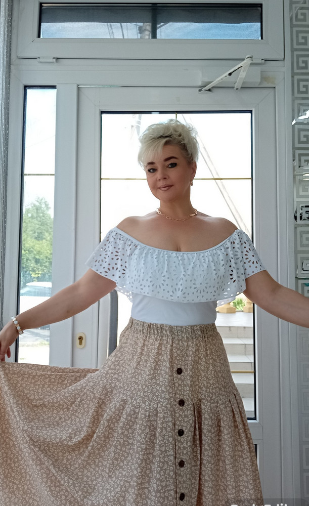 Всём, доброго времени суток❗Купальник просто 💣💣💣, поэтому выражаю огромную благодарность производителю этого чуда и магазину WB 🙏💕❗Купальник брала не для прямого назначения(море, бассейн), а  для того, что бы носить как блузку боди,лично мне очень понравилось как смотрится, а если и не знать, что это купальник, то всё просто супер👍👍👍❗На мои параметры 102-78-102 и рост 160 подошёл просто идеально, я конечно не худенькая, стройная, молодая девушка, но фото выставить рискну, понимаю, многим может не понравится и поставят дизлайк😉😁, но вдруг кому-то как и мне поможет мой отзыв и фото, девочки, всем удачных покупок👍❗