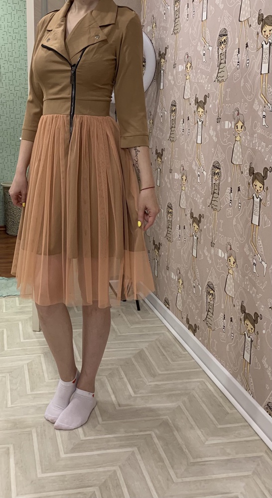 Великолепное платье! Идёт в размер! Не льстите себе, говоря что оно маломерит! Очень красиво смотрится на хорошей фигуре, не полнее 44.