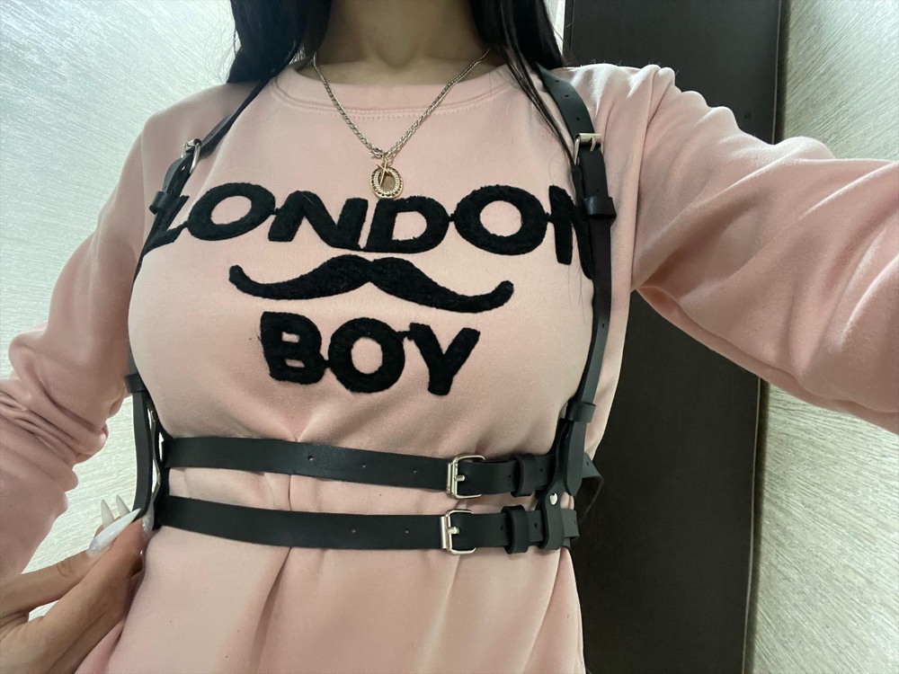 Брала за 580₽, соответствует качество цене, только когда одела, одна лямка получилась длиннее, может из за не подходящей одежды🤷🏻‍♀️а так, норм😊 ногу размер 40-42