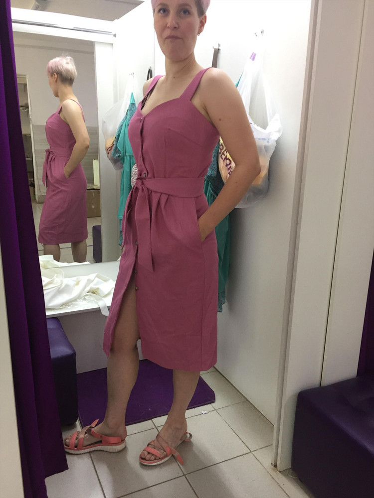 Сарафан понравился. По фигуре сел отлично. В области груди немного топорщит свободный край. Но после стирки и разутюживания сел идеально. Цвет яркий. Ткань плотная джинса, стрейч Скорее не на жаркое лето. С жакетом или джинсовой смотрится огонь. Очень понравилась длина. Прямо по моему росту