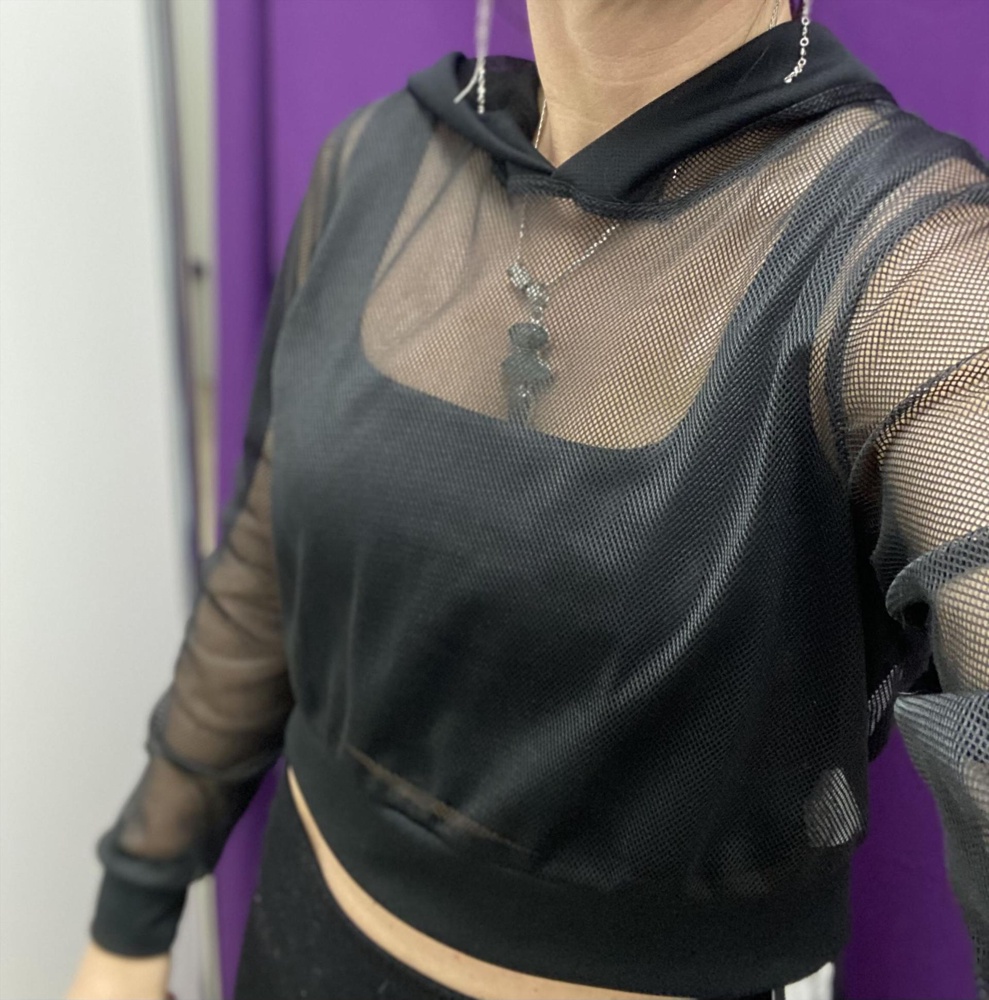 В целом, хороший, практичный топ. Покупала под топ из сетчатой ткани. Вместе очень хорошо гармонируют. Плотный, комфортный, качественно сделан. У меня уже второй данной фирмы. После стирки, занятий спортом не деформируется и не растягивается.