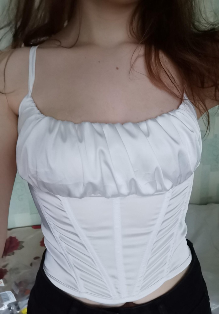 Красивый топ, на маленькую грудь и размер l сел хорошо, единственное немного криво прошит внизу