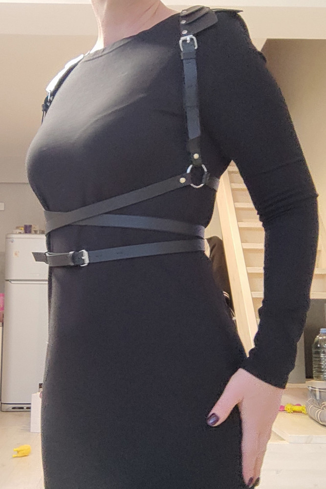 Я довольна) нужно было украсить простое чёрное платье. Результат полностью достигнут