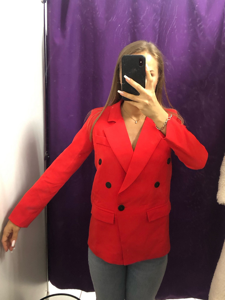 Начиталась восторженных отзывов….  Из плюсов ЦВЕТ. Бомбический коралловый. Минусов больше. Как фото он не смотрится. Брала М, на свой 44, 170 рост. плечи чуть оверсайз, рукав короткий, а согнуть руку вообще с трудом, подклад тянет. Длина тоже не понятная.