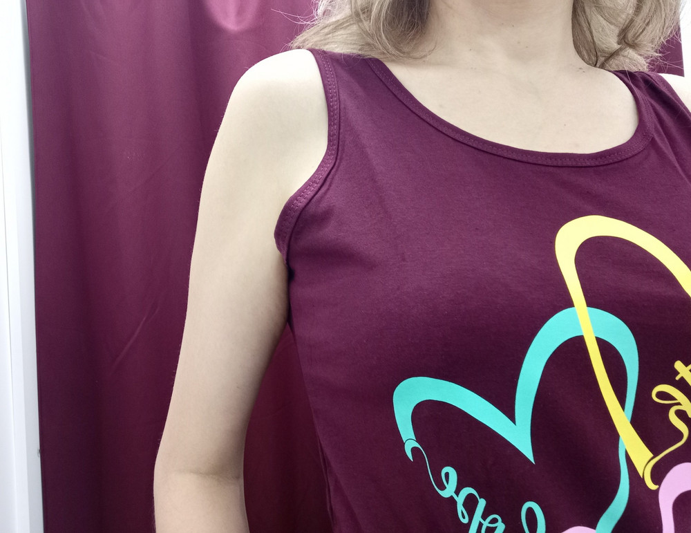 Мне не повезло - попалась майка с дефектами пошива. С одной стороны неправильно вырезана пройма, излишек ткани подмышкой оттопыривается. Сама ткань понравилась, приятная. На свой 46-48 заказала 48-50 по отзывам, и майка оказалась как раз. Если бы не дефект пошива, взяла бы.