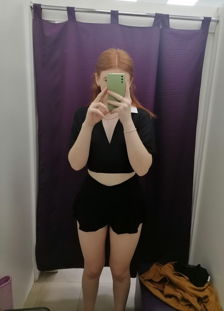 замечательная пижамка
я так балдею от неё
по качеству, очень приятная к телу
заказала 42 размер(у меня маленькая грудь и широкие бедра)
впринципе по размеру хорошо, только шортики совсем немного малы 
перезаказ делать не буду, так как боюсь верх окажется слишком большой
а так, всем советую)