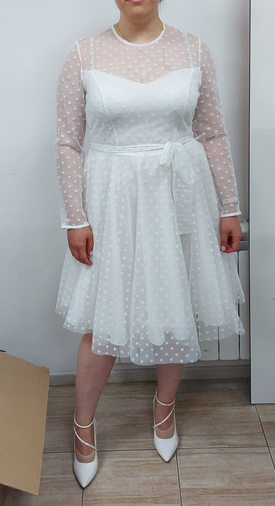 Неплохое платье, но выбрала другое, в этом смотрелась как бочка, если у вас лишний вес, то данная модель будет полнить еще больше
На свой 50 размер XXL подошёл