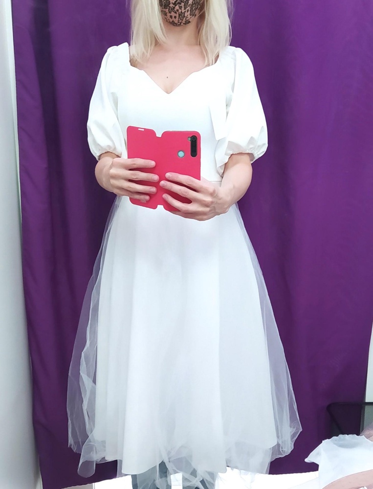 Платье симпатичное, но мне показалось немного маловато для моей груди, может закажу ещё раз, но на размер больше. Но боже мой, как подпортило впечатление то, что это платье воняло сигаретами, как пепельница в подъезде.