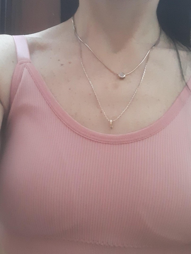 Хороший топ,плотный,лямки хорошо держат. Подходит для маленького бюста